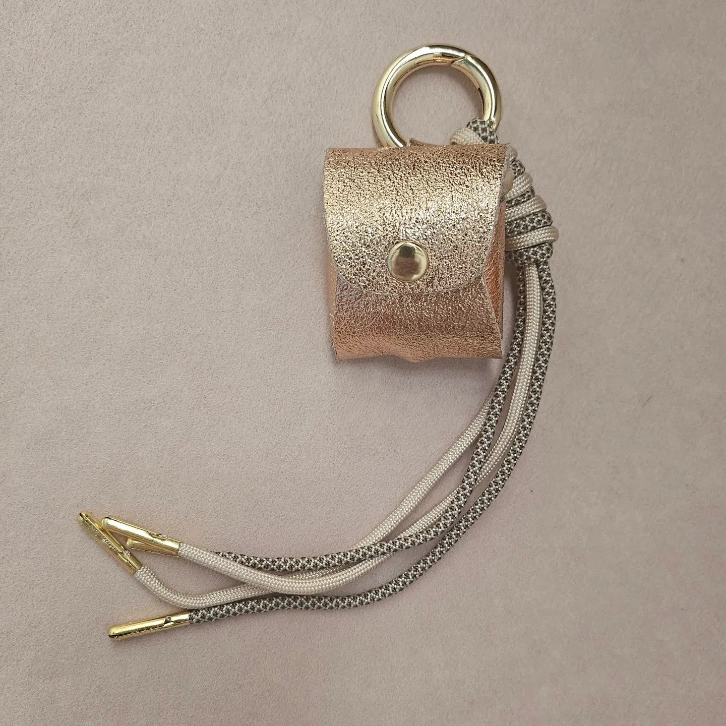 Bijou de sac, porte écouteur cuir